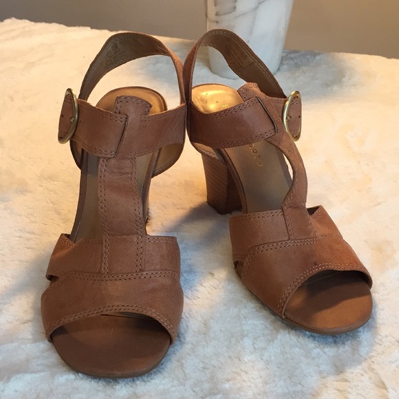 franco sarto t strap sandals